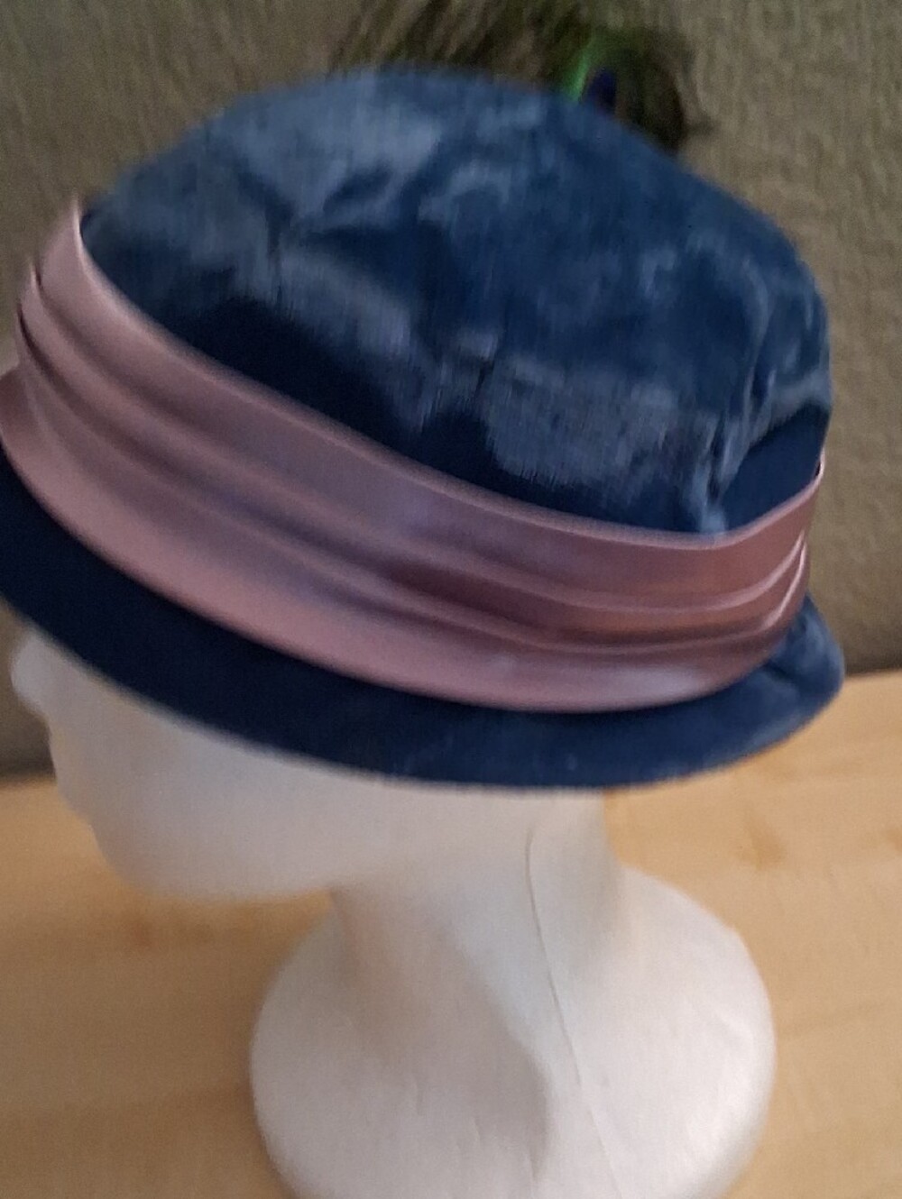 Vintage Crushed Velvet Cloche Hat with Satin Band and Peacock Feather - Picture 5 of 10
